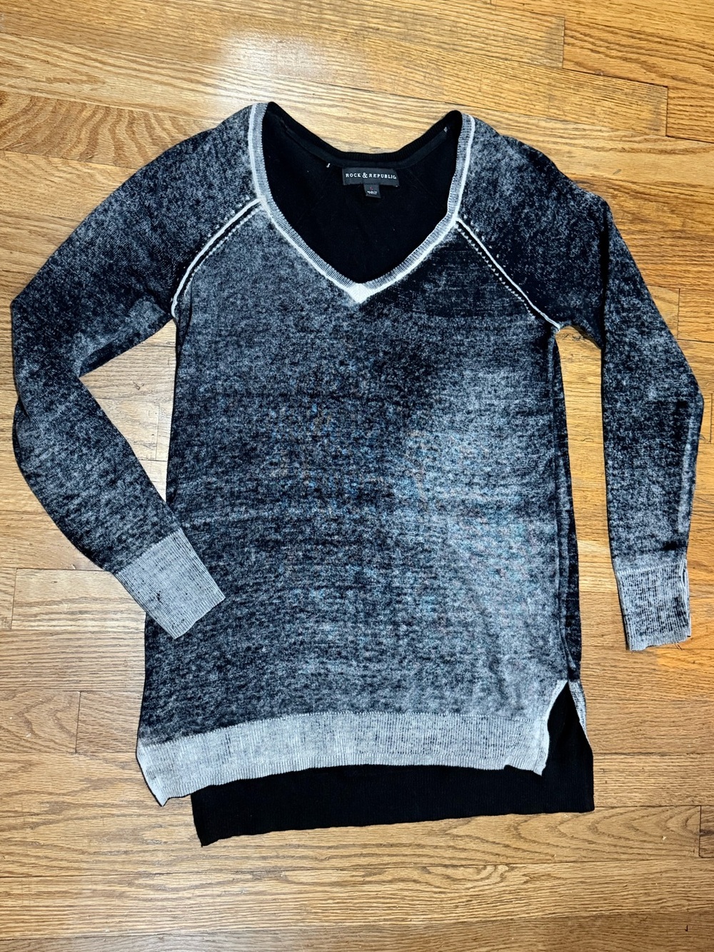 Rock & Republic Black & Gray V-Neck Ombre Sweater Size S